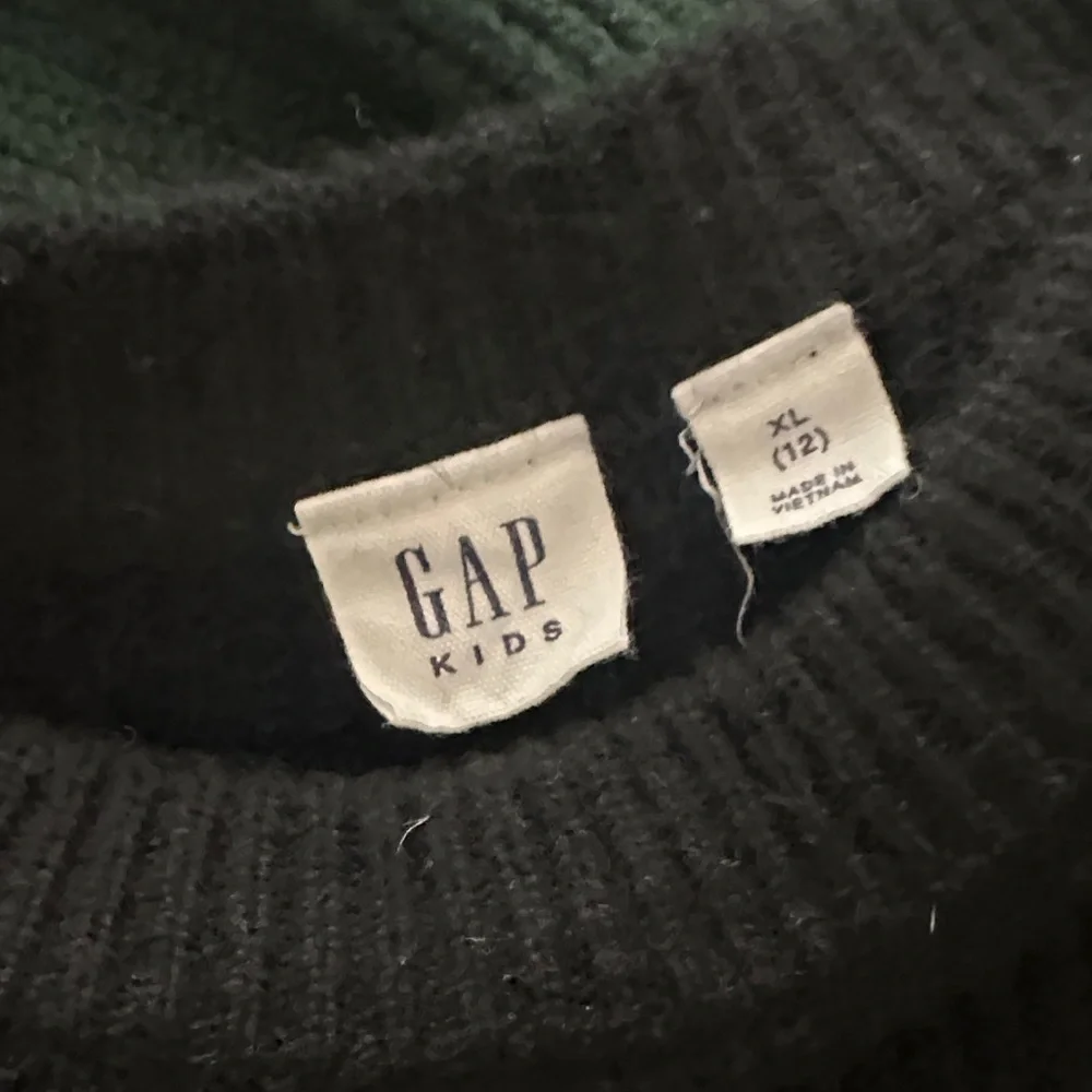 GAP CashSoft Black and Green Crewneck Sweaters Kids 2 Pack - Picture 4 of 5